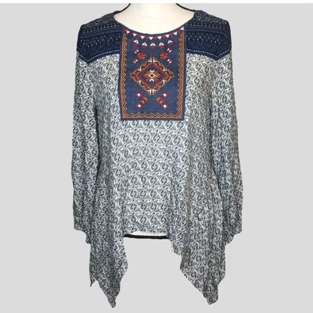 Beautiful Flying Tomato front embroidered Sharkbite Hem Tunic blouse size M.